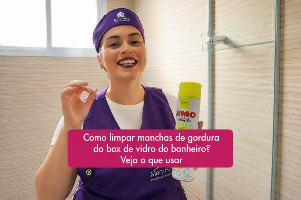 Mulher usando uniforme roxo da Mary Help segura um produto para limpeza de box e faz um gesto de aprovação com a mão, em um banheiro com box de vidro. Sobre a imagem, há uma caixa rosa com o texto “Como limpar manchas de gordura do box de vidro do banheiro? Veja o que usar”.