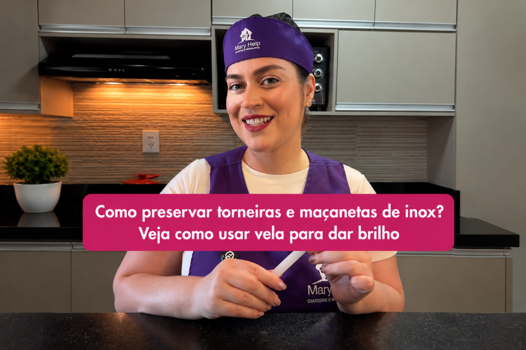 Profissional da Mary Help em uma cozinha, segurando uma vela e apresentando uma dica para preservar torneiras e maçanetas de inox. A imagem destaca o uso da vela para ajudar a manter o brilho das superfícies de inox.