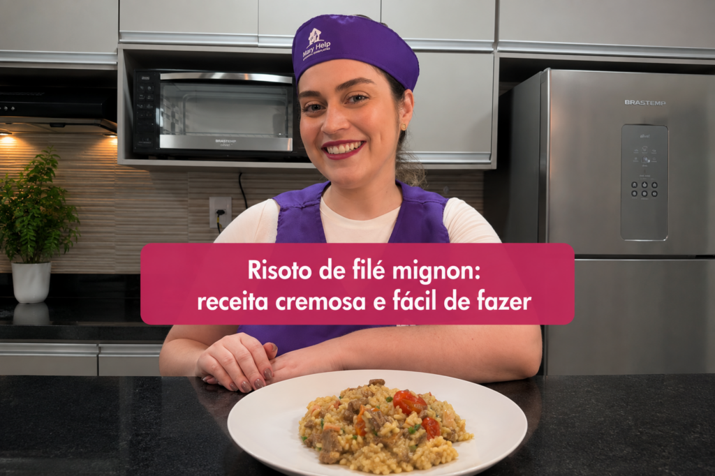 Mulher sorrindo usando uniforme roxo da Mary Help, em uma cozinha, ao lado de um prato de risoto de filé mignon. A imagem destaca o texto “Risoto de filé mignon: receita cremosa e fácil de fazer”.