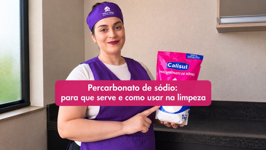 Mulher usando uniforme roxo da Mary Help segura um pacote de percarbonato de sódio Calisul em uma cozinha. Sobre a imagem, há uma caixa rosa com o texto “Percarbonato de sódio: para que serve e como usar na limpeza”.