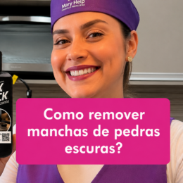 Profissional da Mary Help segura um produto impermeabilizante para pedras escuras enquanto apresenta dicas sobre como remover manchas de pedras escuras.