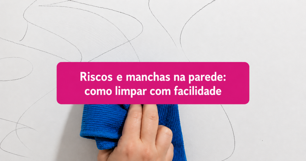 Parede branca com riscos e manchas sendo limpa com um pano de microfibra azul, acompanhada do texto “Riscos e manchas na parede: como limpar com facilidade”.