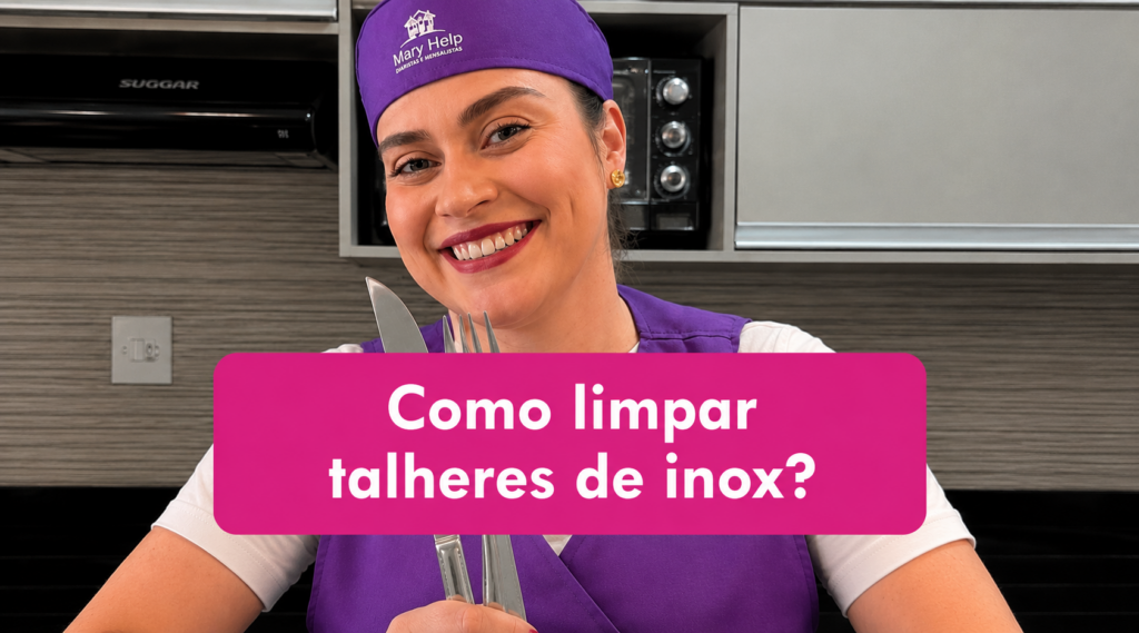 Mulher usando uniforme roxo da Mary Help segura talheres de inox em uma cozinha, acompanhada da chamada “Como limpar talheres de inox?” em destaque no centro da imagem.