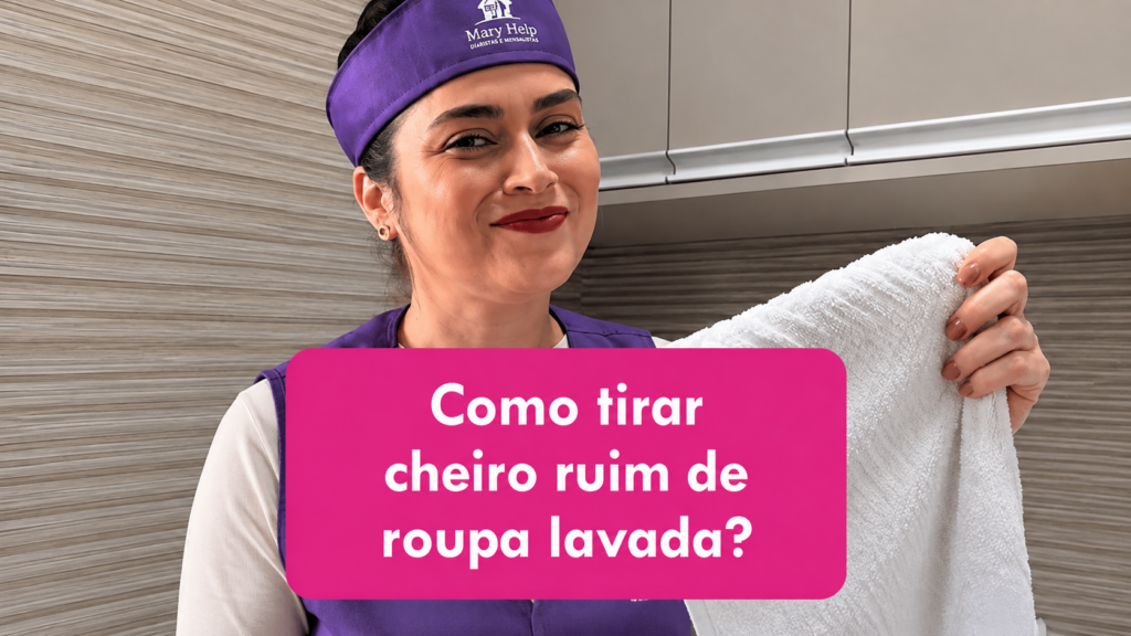 Como tirar mau cheiro de roupa limpa: profissional Mary Help segurando uma toalha com mau cheiro