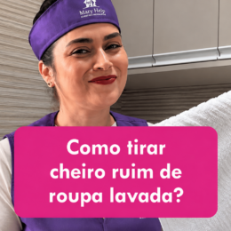 Como tirar mau cheiro de roupa limpa: profissional Mary Help segurando uma toalha com mau cheiro