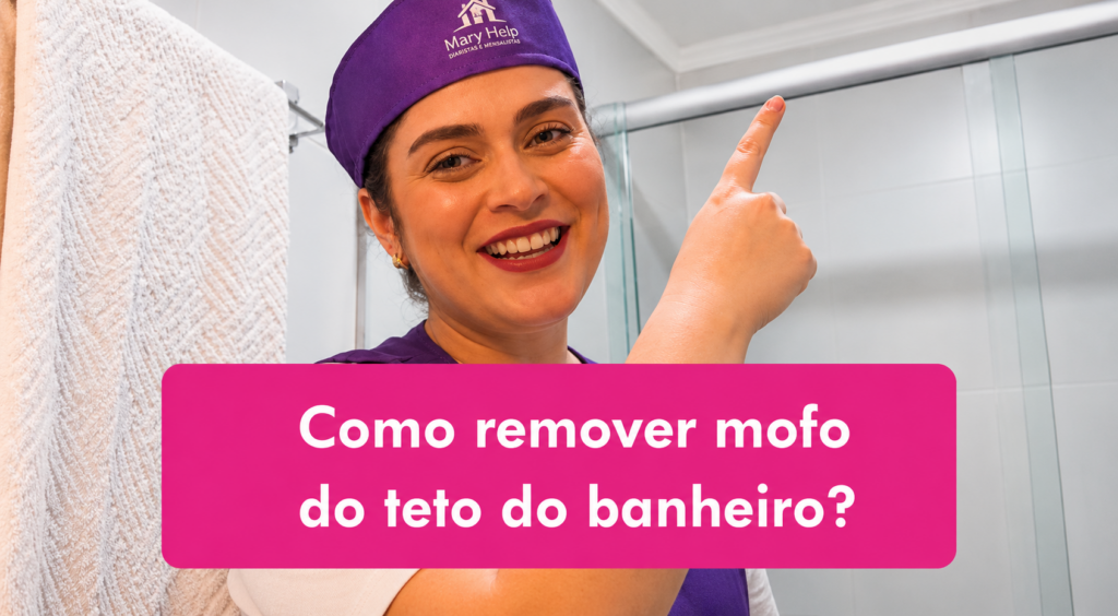Como remover mofo do teto do banheiro: profissional da Mary Help aponta para o teto de um banheiro durante uma dica de limpeza.