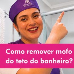 Como remover mofo do teto do banheiro: profissional da Mary Help aponta para o teto de um banheiro durante uma dica de limpeza.