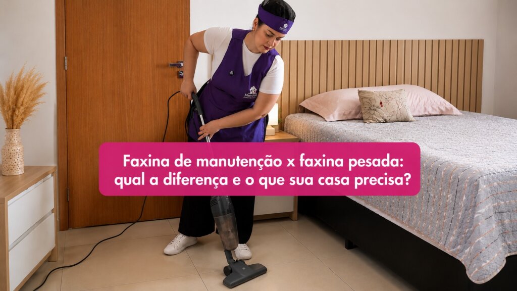 Profissional da Mary Help realizando limpeza de manutenção em um quarto, utilizando aspirador de pó no piso. A imagem destaca a diferença entre faxina de manutenção e faxina pesada.