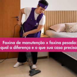Profissional da Mary Help realizando limpeza de manutenção em um quarto, utilizando aspirador de pó no piso. A imagem destaca a diferença entre faxina de manutenção e faxina pesada.