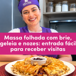 Mulher usando uniforme roxo da Mary Help segura uma torta de massa folhada dourada, recheada com queijo brie, geleia e nozes, em uma cozinha. A imagem traz o texto “Massa folhada com brie, geleia e nozes: entrada fácil para receber visitas”.