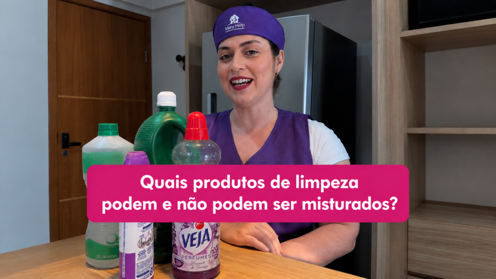 Mulher da Mary Help segurando produtos de limpeza em uma cozinha, com o texto “Quais produtos de limpeza podem e não podem ser misturados?” em destaque.