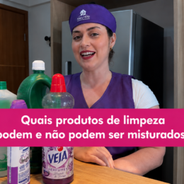 Mulher da Mary Help segurando produtos de limpeza em uma cozinha, com o texto “Quais produtos de limpeza podem e não podem ser misturados?” em destaque.
