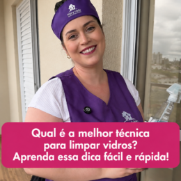 Diarista da Mary Help sorrindo, usando touca e colete roxos da marca, segurando um borrifador com produto de limpeza multiuso em uma varanda com janela de vidro ao fundo.