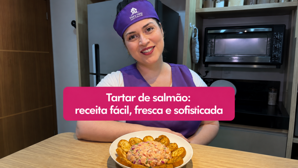 Tartar de salmão cremoso servido em prato branco, acompanhado de torradas crocantes e temperado com cebola roxa e ervas.