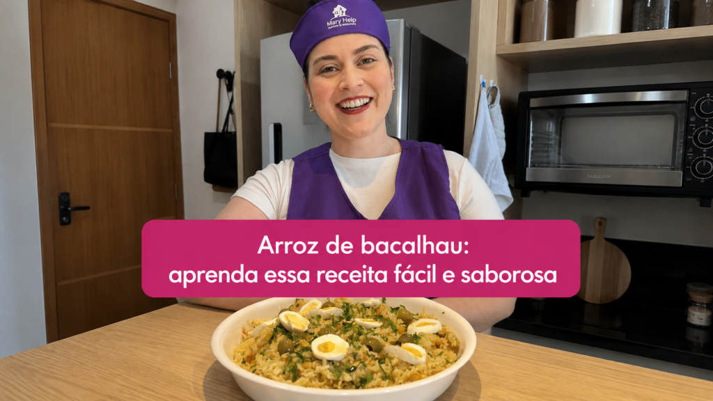 Arroz de bacalhau servido em uma travessa branca, com azeitonas verdes, ovos cozidos e cheiro-verde, acompanhado do texto “Arroz de bacalhau: aprenda essa receita fácil e saborosa”.