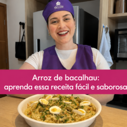 Arroz de bacalhau servido em uma travessa branca, com azeitonas verdes, ovos cozidos e cheiro-verde, acompanhado do texto “Arroz de bacalhau: aprenda essa receita fácil e saborosa”.